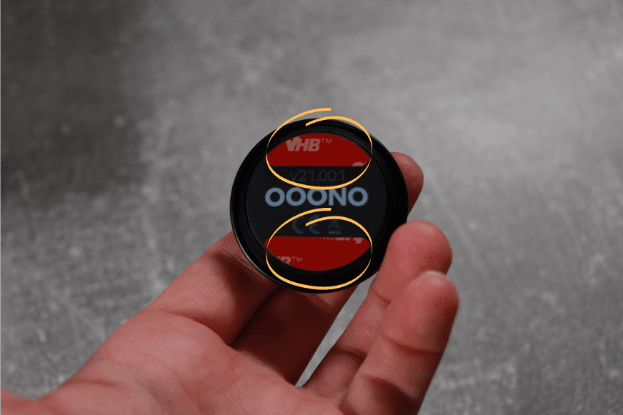 Auf der Rückseite vom Ooono Co-Driver No1 befinden sich 2 Klebestreifen zur Befestigung im Auto